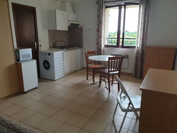 STUDIO MEUBLE CLAIR ET AGREABLE
