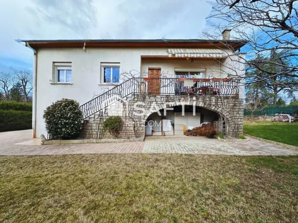 À Vendre : Charmante Maison Ancienne avec Grand Terrain - Quartier Recherché!!