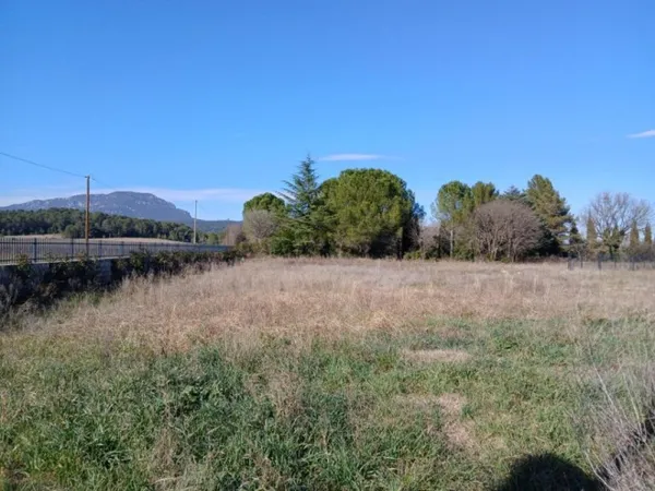 Terrain 700 m²