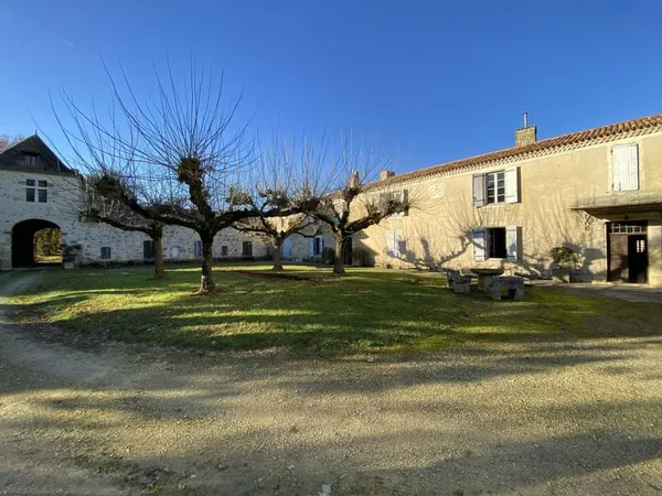 Propriété de caractère avec dépendances sur 5ha à la limite