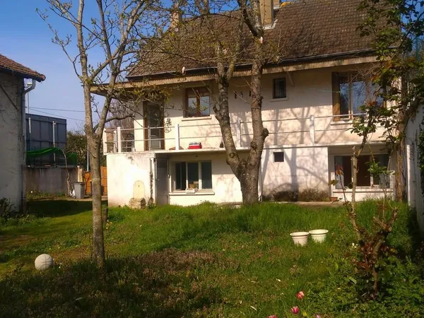 Maison 130m2 avec terrasse jardin et garage centre ville proche place Mathias
