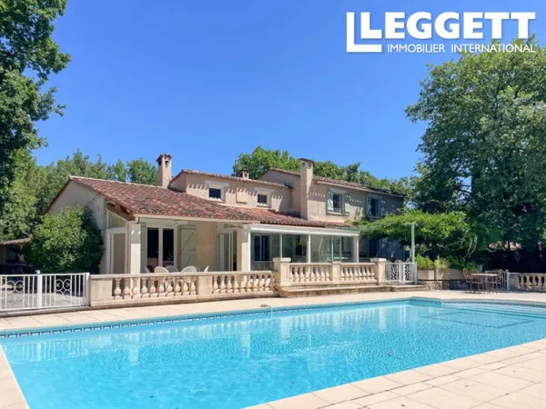 Spacieuse villa 4 chambres+grande piscine chauffée+double garage au calme absolu proche commodités