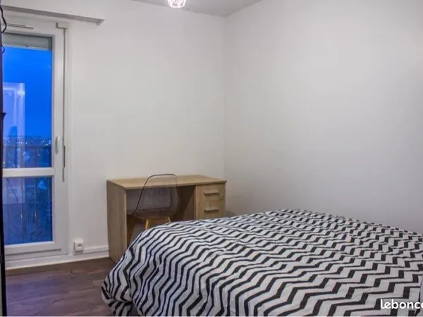 Chambre à louer dans un grand appartement