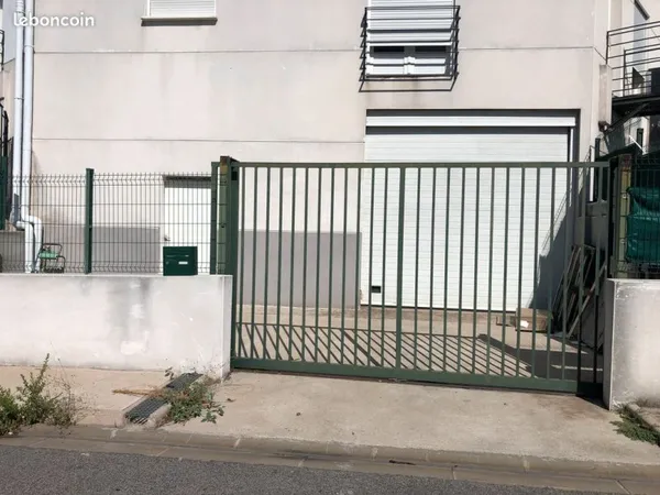LOCAL 90 M² + 25 M² de cour fermee Jacou