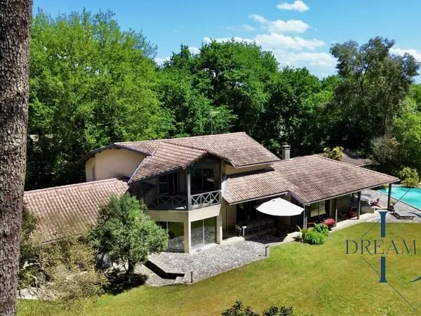 Maison 8 pièces 360 m²