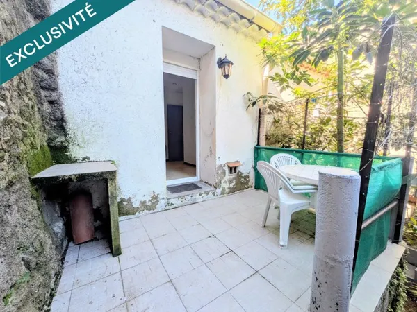 MAISON AVEC DEUX CHAMBRES, GARAGE ET EXTERIEURS