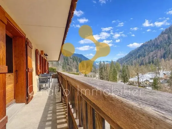 Appartement de charme de 124 m² dans chalet - Vue dégagée garages - Terrain privatif