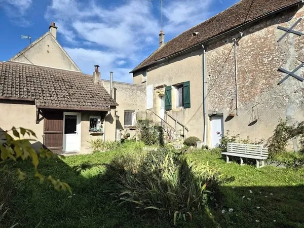Maison avec cour et dépendances.