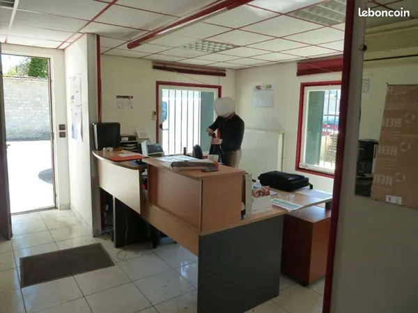 Local artisanal entrepôt sécurisé avec bureaux et atelier/entrepôt + terrain clos à Tournes à côté d