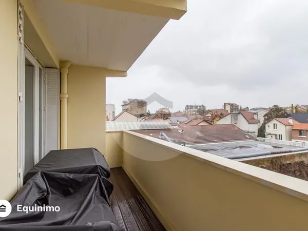 Appartement de 5 pièces de 79m2 avec une terrasse, traversan