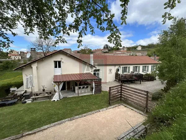 Propriété avec potentiel touristique à Pradelles