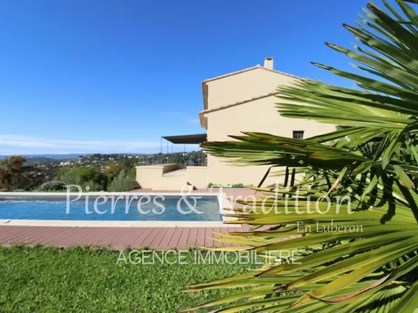 Exclusivité ! Luberon, belle maison traditionnelle avec piscine et vue.