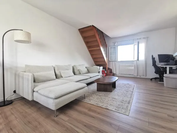 Maison mitoyenne 2 côtés - Proche commerces et transports -