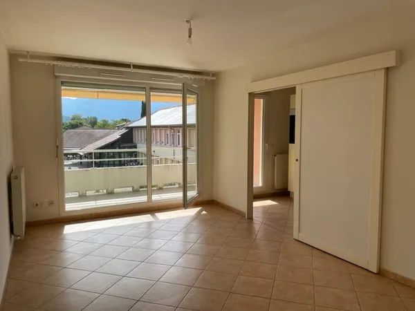 POISAT CENTRE VILLAGE PLAISANT F2 AVEC TERRASSE 38320