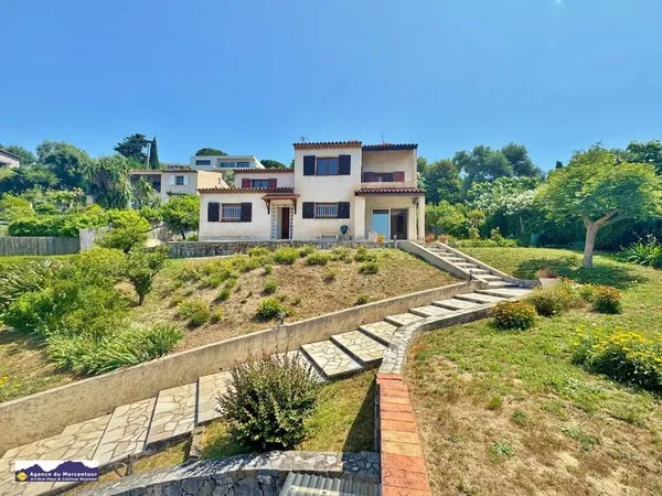ANTIBES, villa 5 pièces, garage et terrain attenant