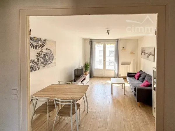 Appartement T3 54m² - proche toutes commodités - balcon - cave