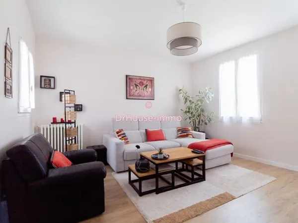 Quartier de La Plaine. Maison entièrement rénovée sur 3 niveaux avec jardin sans vis-à-vis