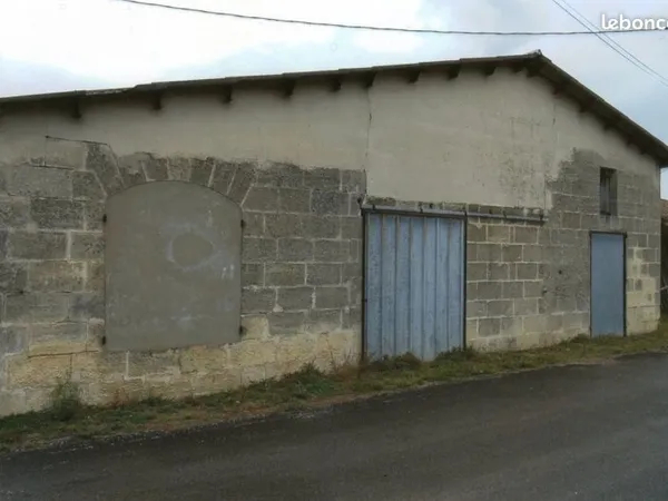 Bâtiment pierre 80 m2 au sol proximité Pugnac à rénover