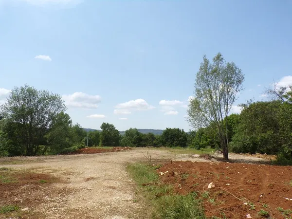 A vendre à MEYRIAT terrain de 4418 m dont 1854 m2 constructi