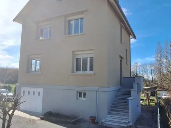 Maison en pierres situee dans un bourg sud Creuse
