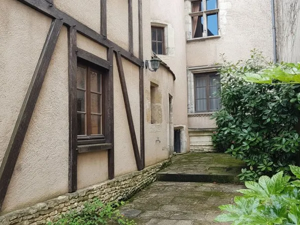Immeuble historique à SAINT AMAND MONTROND