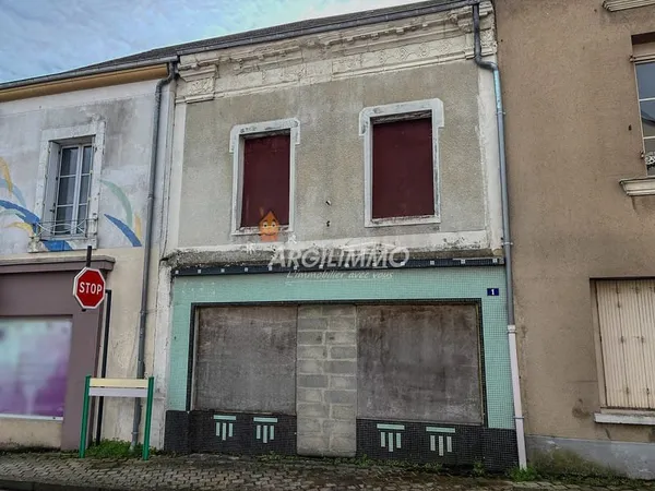 Immeuble d'habitation et commerce au coeur de Bouloire à réno