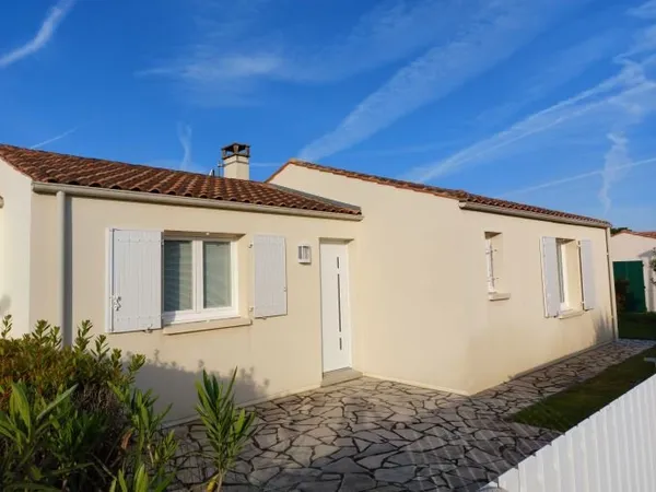 AGREABLE MAISON AVEC PISCINE