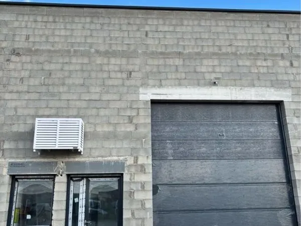 Local Entrepôt 100 m2 + Bureau
