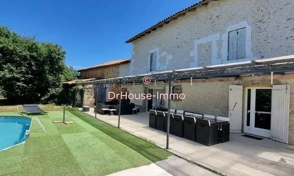 Maison en pierre rénovée avec piscine et grand terrain 240 m² Dordogne