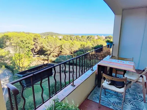 MOUGINS LE HAUT Appartement 3p, terrasse aperçu mer + cave et parking