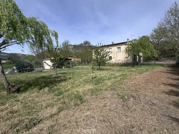 Maison 5 pièces d'environ 137 m2 avec dépendances à Francill