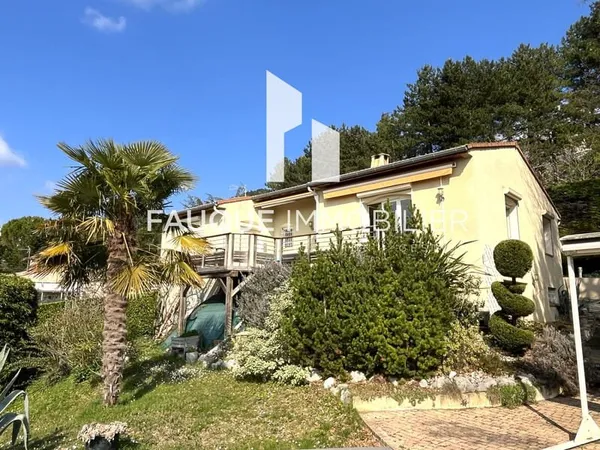 Maison avec sous-sol complet, piscine et vue dégagée La Ba
