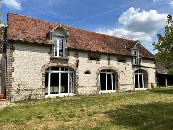 Authentique demeure rénovée à Muids, ancienne écurie en pierre avec beaux volumes