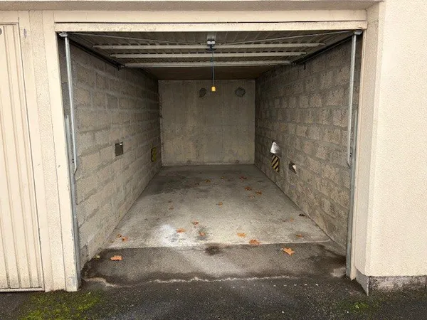 GARAGE SUR COUR -6 RUE FRANCIS DE PRESSENSE-VILLEURBANNE