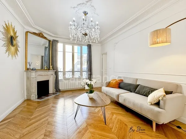 Raffiné 4 pièces Haussmannien rénové, au dernier étage avec ascenseur, sublimé par ses moulures, che