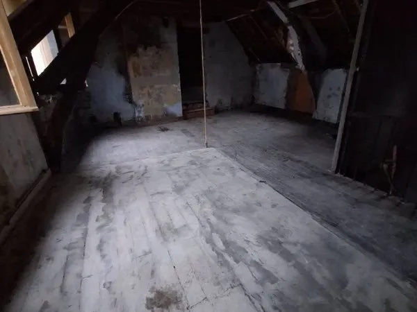 PLATEAU DE 79 M² (61m2 LOI CARREZ) - DERNIER ÉTAGE - VOLUME SOUS TOITURE - À AMÉNAGER - BRIVE-LA-GAI