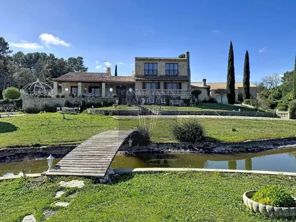 Vends villa - 407.74m² - 15 pièces, 9 chambres - Seillans 83440