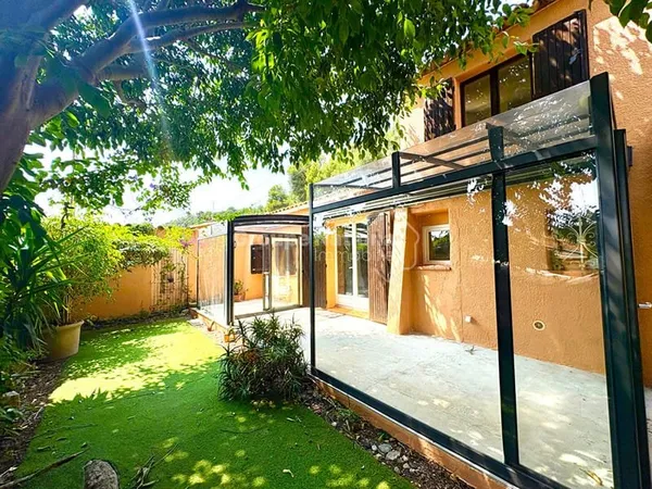 ENSUES LA REDONNE: Maison de village type 3 avec terrasse et jardin