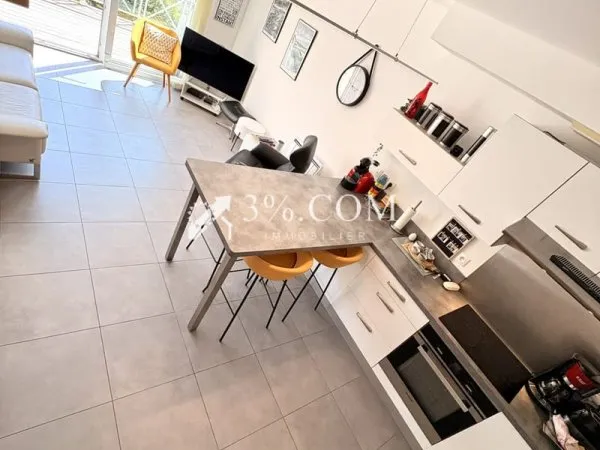 APPARTEMENT ENTREE PRIVATIVE avec stationnement et grande ca