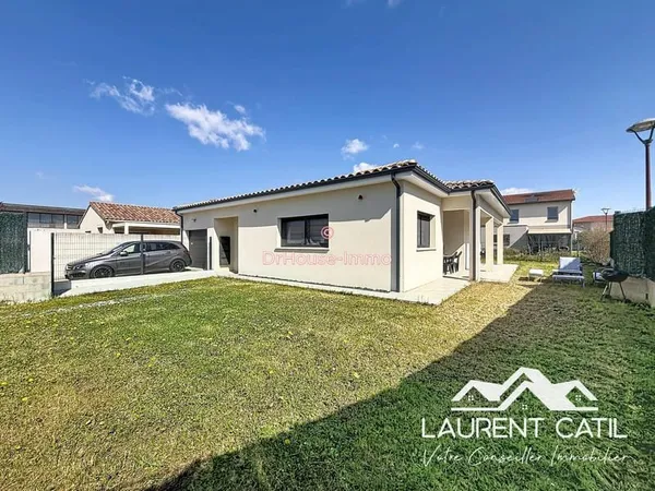 A vendre maison de Plain-pied contemporaine avec terrasse et garage, à deux pas des commerces à Mour