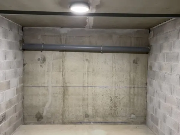 Garage Box Fermé . 15m² . Prise électrique