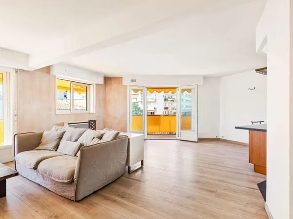 Cannes Appartement d'angle de 116 m2 (3P) avec grand Balcon de 30 m2