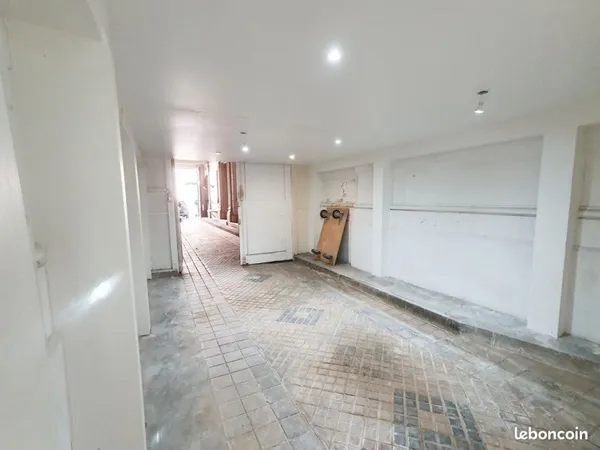 Garage rdc + mezzanine ~41m2 Rotonde du Parc Monceau