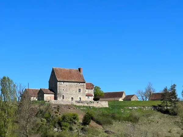 Vends manoir XVème et dépendances, sur près de 5ha, proche de l'Abbaye de Fontgombault