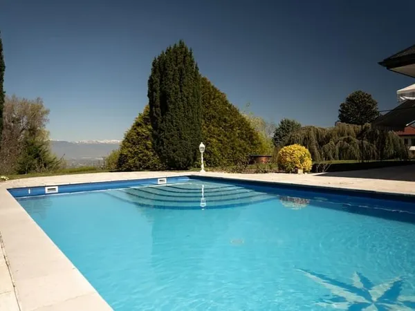 Propriété d'architecte à Archamps — piscine chauffée