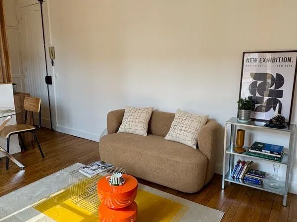 Studio avec coin nuit & grand dressing (chauffage collectif + eau chaude)