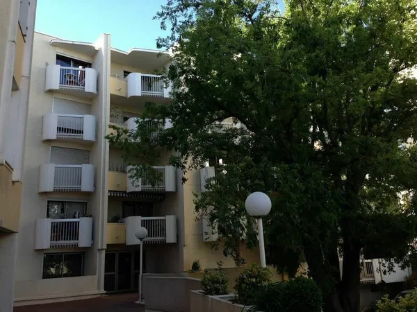 NIMES POMPIDOU / KENNEDY - STUDIO AVEC BALCON - PARKING ET C