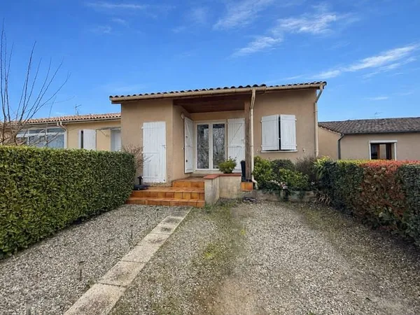 Charmante maison de plain pied avec jardin à L'ilse Jourdain