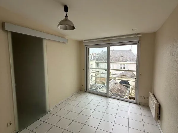 Studio lumineux à louer - Emplacement idéal