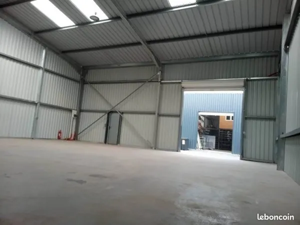 Local d’activité et entrepôt Location Méry-Bissières-en-Auge  150m² 600€